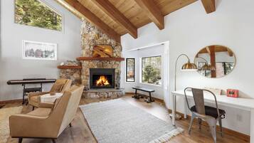 Rumah, Beberapa Tempat Tidur, patio, pemandangan gunung (Bright & Modern Cabin) | Area keluarga | Televisi layar datar 50-inci dengan saluran TV digital dan perapian