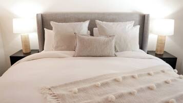 Rumah, Beberapa Tempat Tidur, patio, pemandangan gunung (Bright & Modern Cabin) | 3 kamar tidur dan didekorasi berbeda-beda