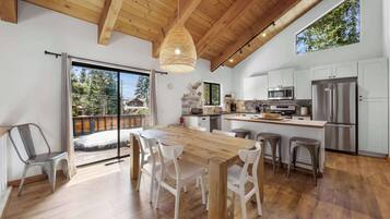 Rumah, Beberapa Tempat Tidur, patio, pemandangan gunung (Bright & Modern Cabin) | Dapur pribadi | Lemari es, microwave, oven, dan kompor