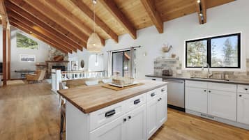 Rumah, Beberapa Tempat Tidur, patio, pemandangan gunung (Bright & Modern Cabin) | Interior