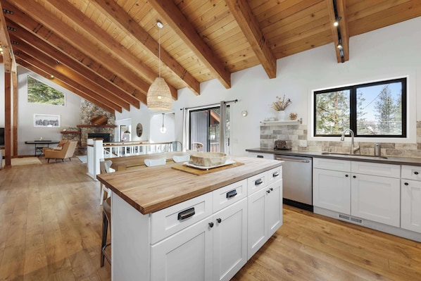 House, Multiple Beds, Patio, Mountain View (Bright & Modern Cabin) | Interior