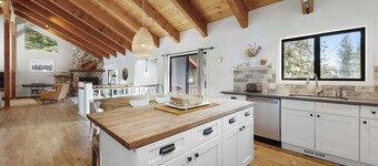 Bright & Modern Cabin Luxury Home in Carnelian Bay!