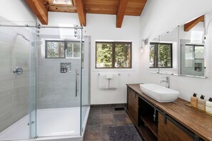 Casa, várias camas, varanda, vista para a montanha (Bright & Modern Cabin) | Banheiro | Secador de cabelo, toalhas de banho