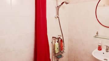 Een haardroger, handdoeken, zeep, shampoo