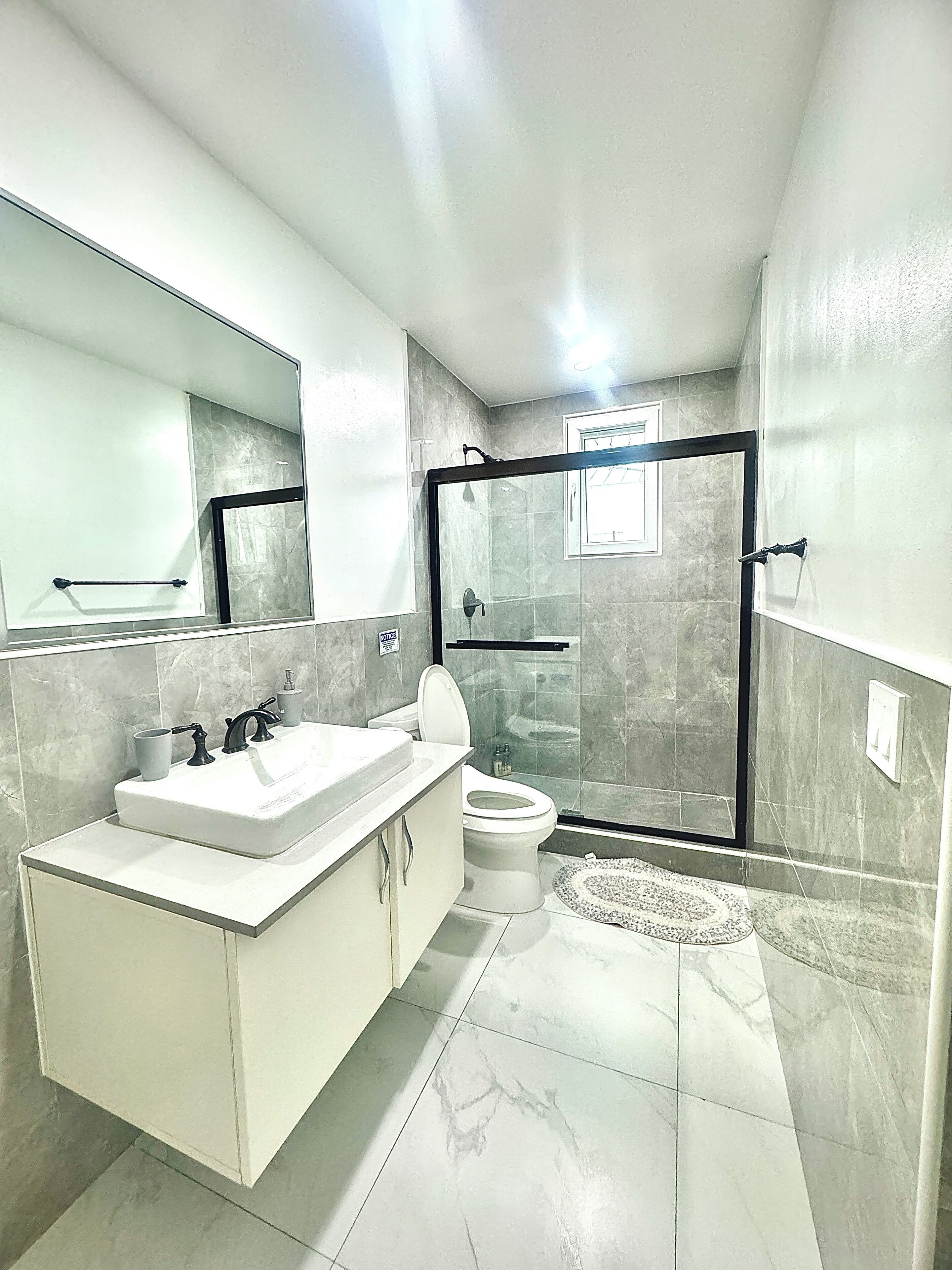 Ducha, artículos de tocador ecológicos, secador de pelo, bidet