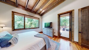 3 bedrooms, iron/ironing board, travel crib, free WiFi - Private Hot tub, 1mi to Shangri La, next to Battlefield Par 3, & Walk to Lake (Afton)