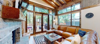 Private Hot tub, 1mi to Shangri La, next to Battlefield Par 3, & Walk to Lake