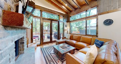 Private Hot tub, 1mi to Shangri La, next to Battlefield Par 3, & Walk to Lake