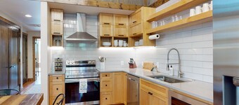 Private Hot tub, 1mi to Shangri La, next to Battlefield Par 3, & Walk to Lake