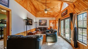 Hytte, flere senger, terrasse, fjellutsikt (Blueridge Retreat) | Oppholdsområde | En 50-tommers Flatskjerm-TV med digitale kanaler samt DVD-spiller