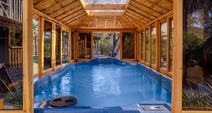 #1 Tampa Waterfront Private Resort, 13BR Sleeps 40+, Heated Pool, Theater