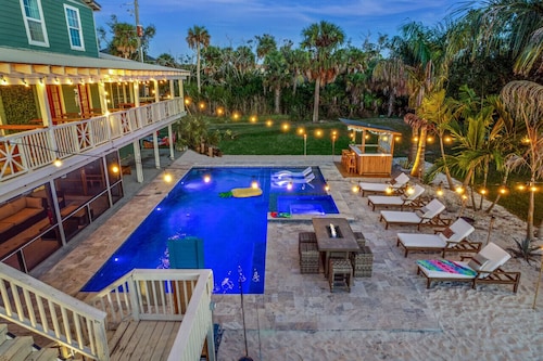 #1 Tampa Waterfront Private Resort, 13BR Sleeps 40+, Heated Pool, Theater