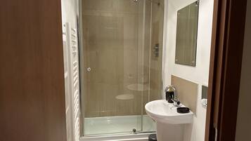Apartemen | Kamar mandi | Shower, bathtub besar, pengering rambut, dan handuk
