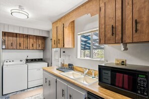 Fridge, microwave, oven, stovetop - Cosy Desert Hideaway (Tucson)