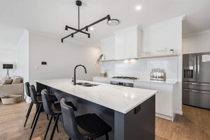 Microwave, oven, stovetop, coffee/tea maker - Solkis Walk to Town Next to Golf Course (Dunsborough)