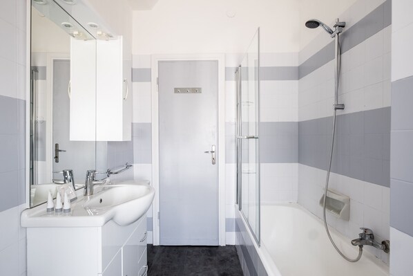 Tina, amenidades de baño gratuitas, secadora de cabello, bidet 