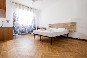 3 habitaciones, escritorio, tabla de planchar con plancha y wifi gratis 
