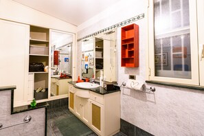 Apartment | Badezimmer | Badewanne und Dusche (separat), kostenlose Toilettenartikel
