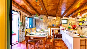 Appartamento | Cucina privata | Frigorifero con congelatore, microonde, forno, piano cottura