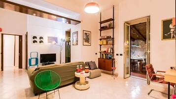 Apartment | Wohnbereich | 35-Zoll-Fernseher mit Digitalempfang