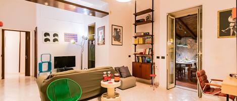 Apartamento | Zona de estar | Televisión de 35 pulgadas con canales digitales