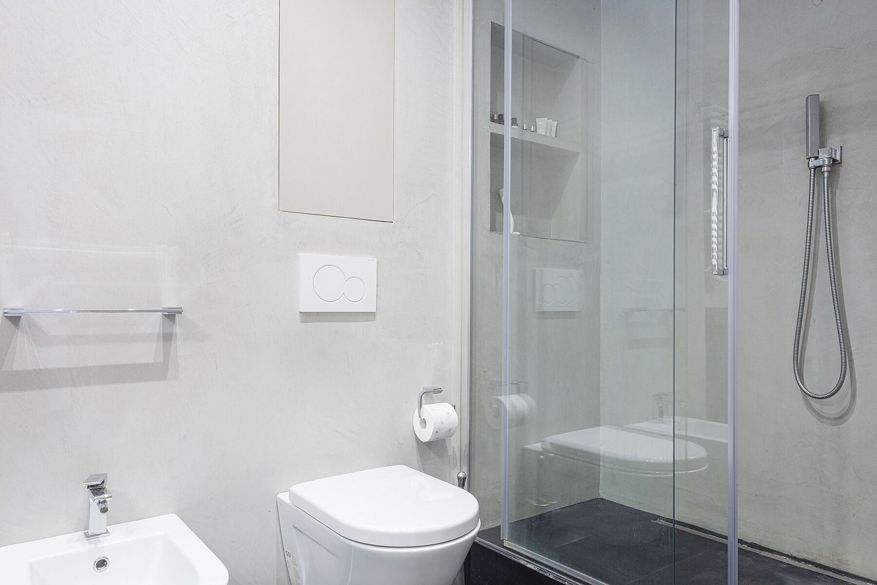 Apartment, 1 Bedroom | Bilik Mandi | Pancuran mandi, pengering rambut, bidet, tuala disediakan 