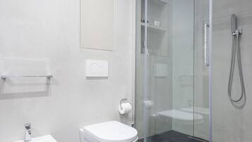 Apartment, 1 Bedroom | Bilik Mandi | Pancuran mandi, pengering rambut, bidet, tuala disediakan