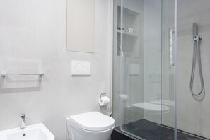 Appartement, 1 chambre | Salle de bain | Douche, sĂšche-cheveux, bidet, serviettes fournies