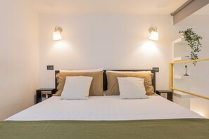 Apartment | Desk, iron/ironing board, free WiFi, bed sheets
