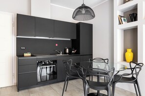 Appartement, 1 slaapkamer | Privékeuken | Een koelkast met diepvriezer, een oven, een kookplaat