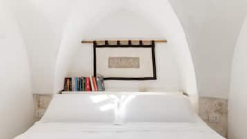 Apartment, 1 Bedroom | Desk, laptop workspace, free WiFi, bed sheets