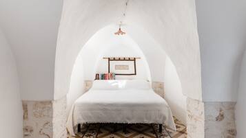 Apartment, 1 Bedroom | Desk, laptop workspace, free WiFi, bed sheets