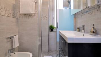 Appartamento, 1 camera da letto, al piano terra | Bagno | Doccia, set di cortesia gratuito, asciugacapelli, bidet