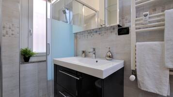 Appartamento, 1 camera da letto, al piano terra | Bagno | Doccia, set di cortesia gratuito, asciugacapelli, bidet