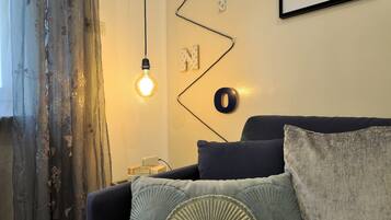 Appartamento, 1 camera da letto, al piano terra | Area soggiorno | TV 35 pollici con canali digitali