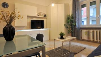 Appartamento, 1 camera da letto, al piano terra | Area soggiorno | TV 35 pollici con canali digitali