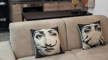 Appartamento, 1 camera da letto | Area soggiorno | TV a schermo piatto 35 pollici con canali digitali, TV