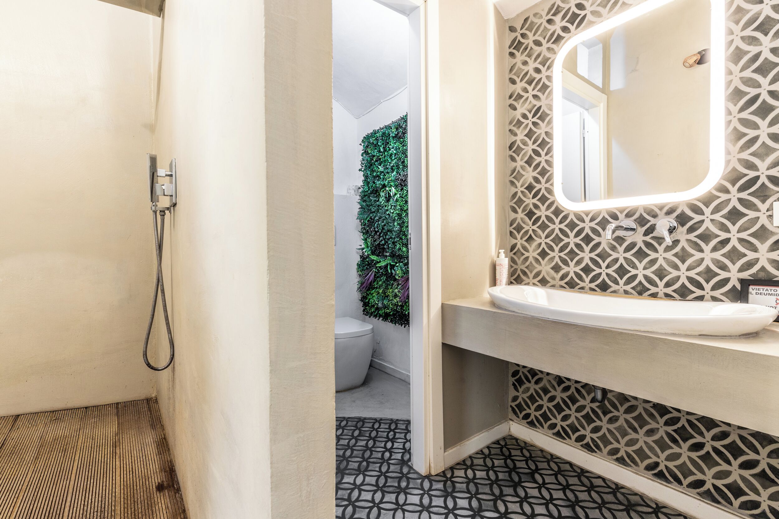 Separate bathtub and shower, deep-soaking bathtub, hair dryer, bidet