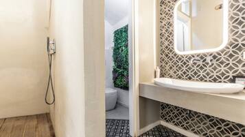 Separate bathtub and shower, deep-soaking bathtub, hair dryer, bidet