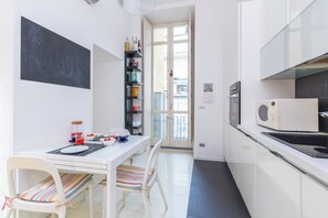 Apartamento | Cozinha privada | Geladeira grande, micro-ondas, fogão, cooktop