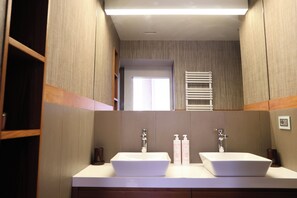 Condo, 2 chambres, 2 salles de bains | Salle de bain | Douche, articles de toilette (gratuits), séchoir à cheveux, bidet