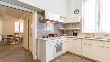 Apartemen, 1 kamar tidur | Dapur pribadi | Lemari es besar, microwave, kompor, dan mesin pencuci piring