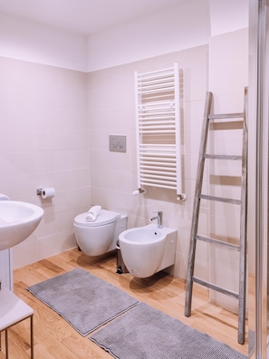 Apartment | Bathroom | Shower, hair dryer, bidet, towels