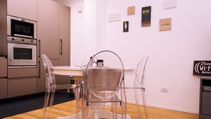Eine moderne Küche mit integrierten Geräten, einem Esstisch mit Stühlen und motivierenden Wandbildern.