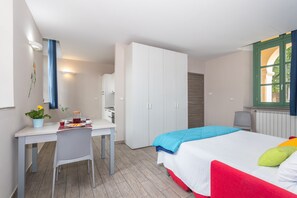 Estudio económico | Escritorio, cunas, wifi gratis y ropa de cama 