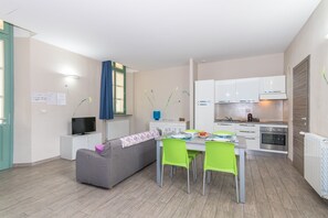 Condo urbano | Área de sala de estar | Televisión de 35 pulgadas con canales digitales 