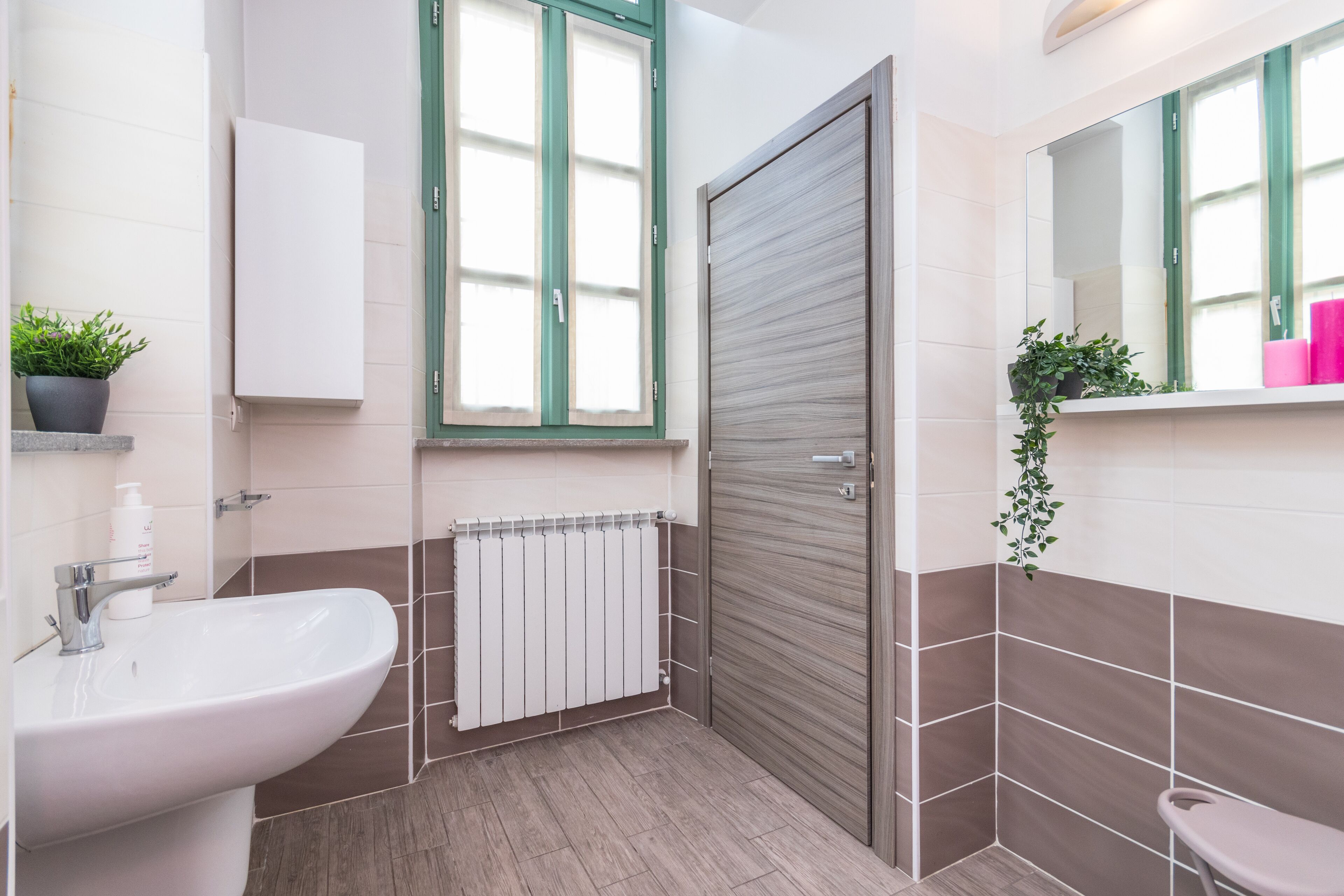 City-Apartment | Badezimmer | Dusche, kostenlose Toilettenartikel, Haartrockner, Bidet
