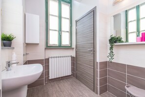 City Condo | Bathroom | Shower, free toiletries, hair dryer, bidet - Housing Giulia by Wonderful Italy (Turin)