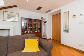 Loft, 1 Schlafzimmer | Wohnbereich | 35-Zoll-Fernseher mit Digitalempfang