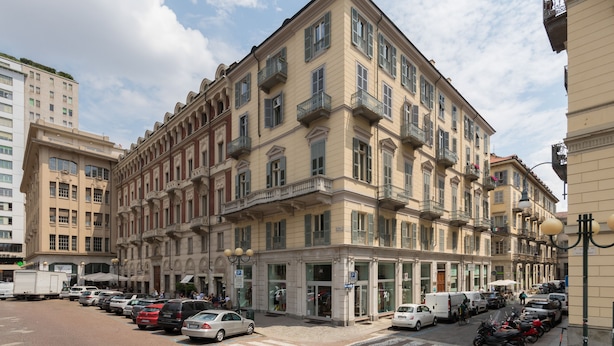 Un hotel de varios pisos con un estilo arquitectónico clásico, con balcones y ventanas amplias.
